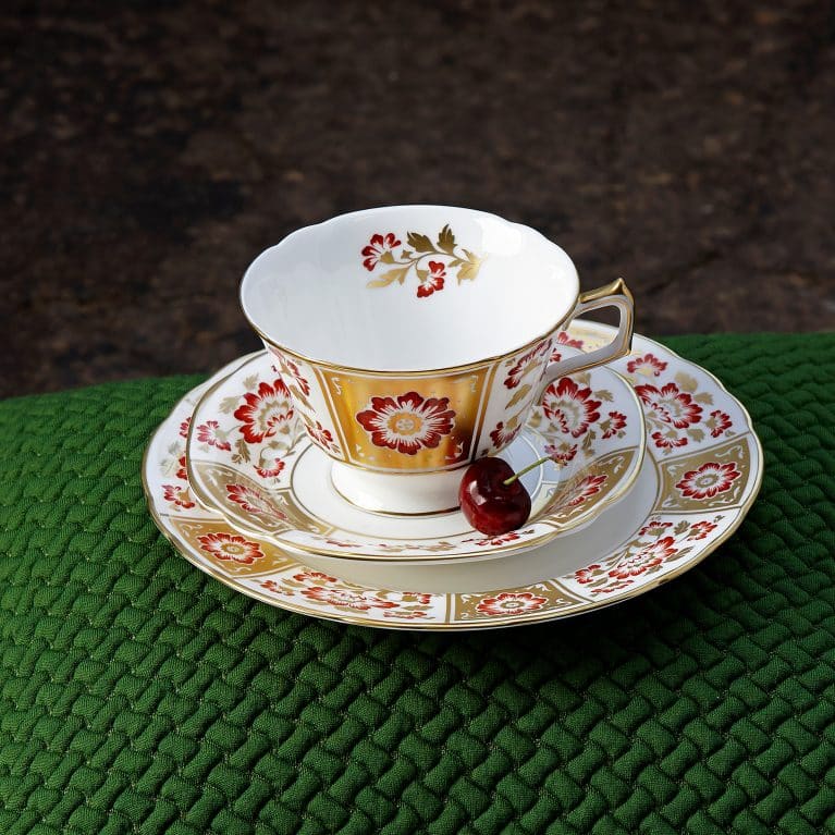 Derby Panel Red Dinner Set